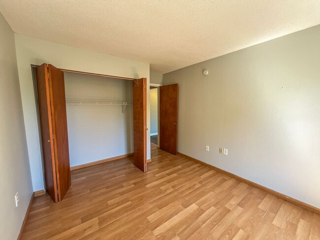 Building Photo - Hamden 2-Bed Condo W/ In-Unit Laundry!