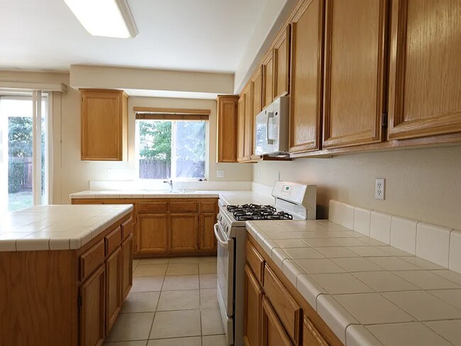 Building Photo - New Renovation* Prestigious Spacious 4 Bedroom