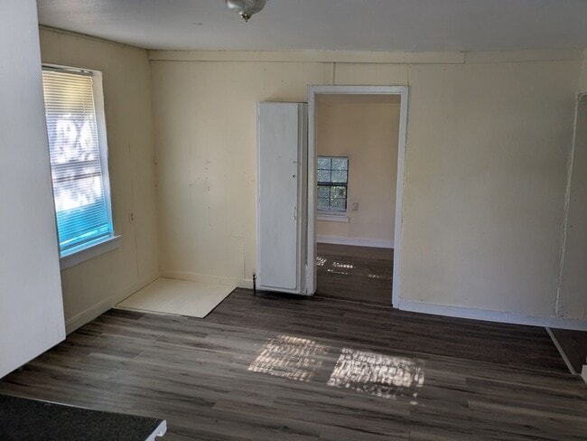 Building Photo - 2 Bed 1 Bath with Fenced Yard on Corner Lot