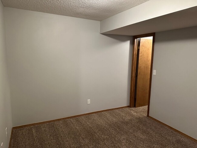 Building Photo - 4 Bed 2.5 Bath w/ Fenced Yard