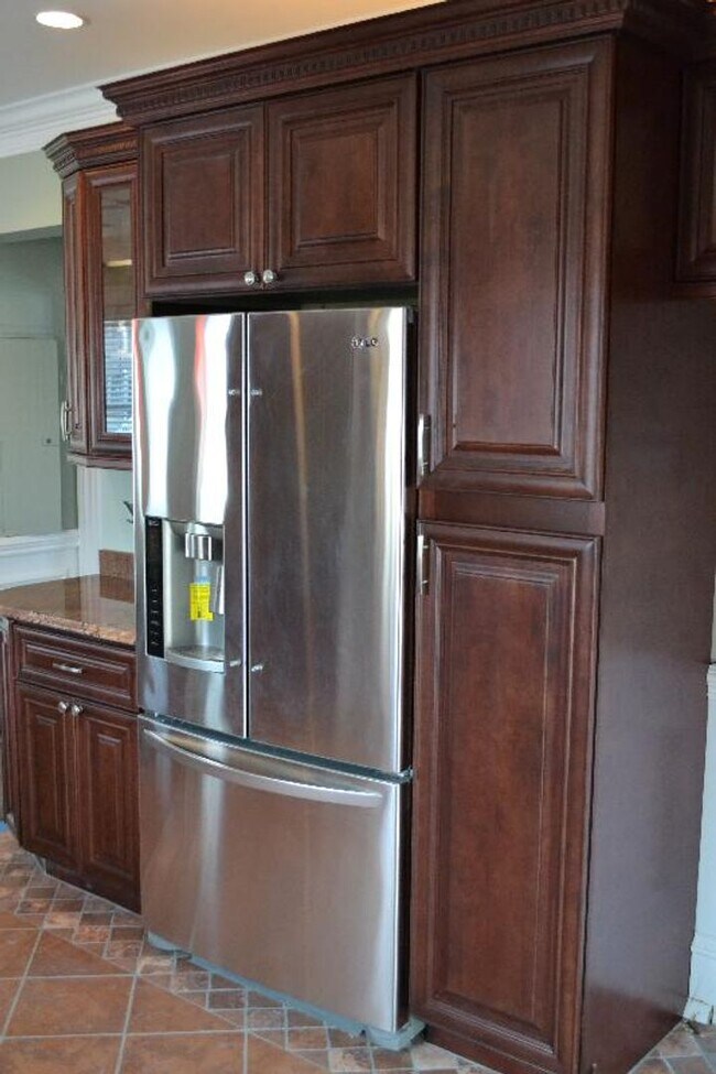 Building Photo - No Brokers Fee, No Security Deposit, In Unit Washer/Dryer, Pets friendly, Parking Included, Centr...