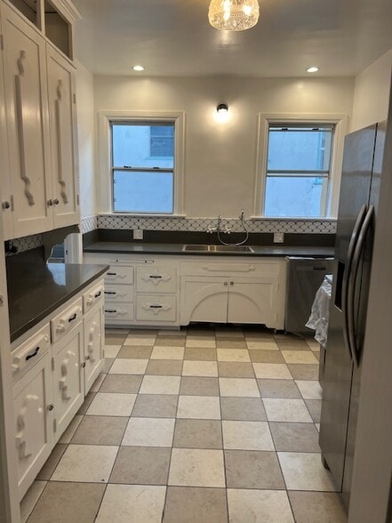 Building Photo - 926 S Curson Ave