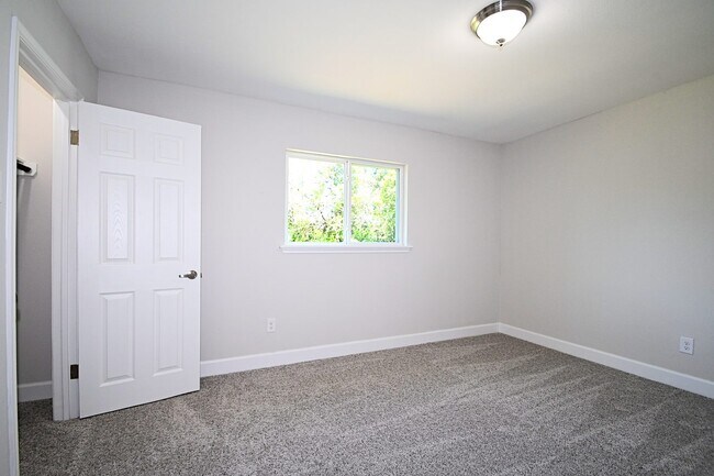 Building Photo - 10910 Fullerton Dr