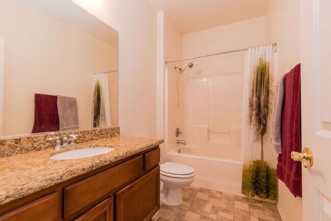Building Photo - 4 Bed Home for Rent Palmdale CA 93551