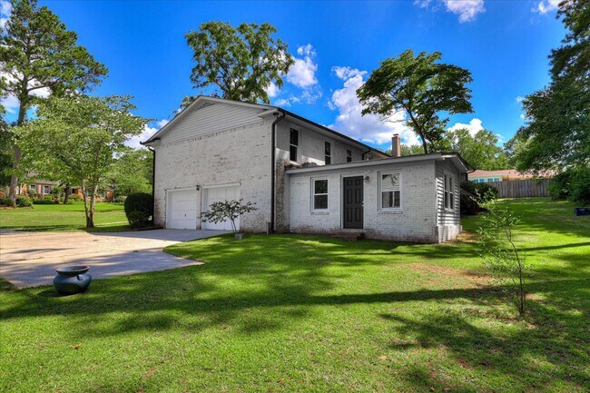 Building Photo - 2111 Huron Dr