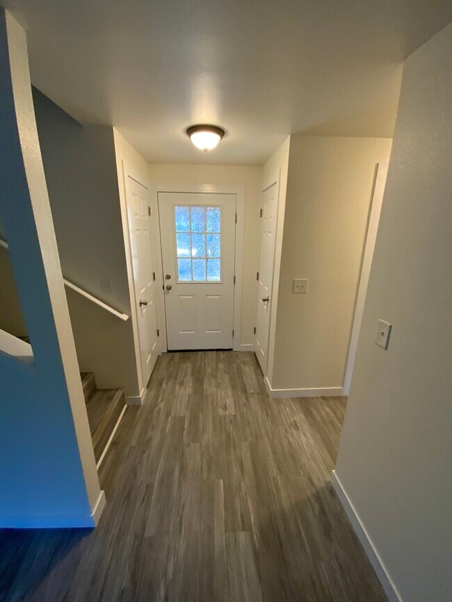 Building Photo - AVAILABLE NOW!!!!! West Olympia 2bdr 1.5bath Townhome w/ garage & parking