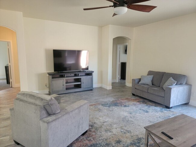 Building Photo - 3-Bedroom / 2-Bathroom Home with Attached ...