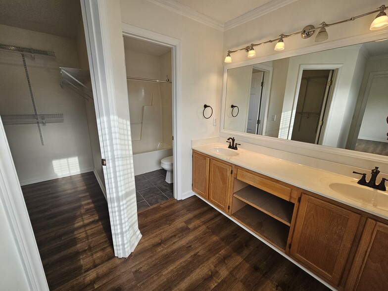 Building Photo - 1503 Flushing Dr