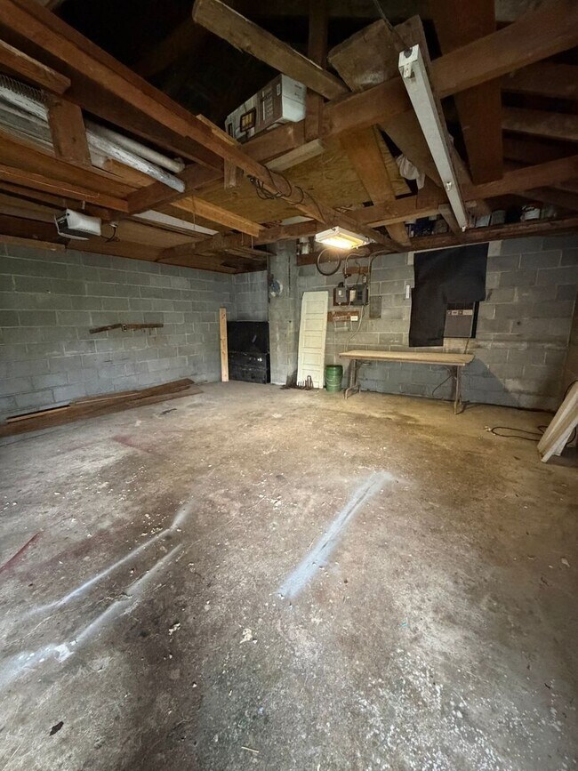Building Photo - 606 Elm Ave