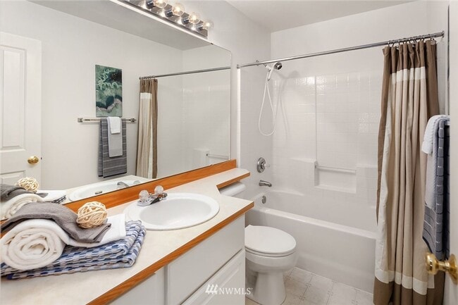 Building Photo - 3Bd/2.5Ba Bellevue Townhouse