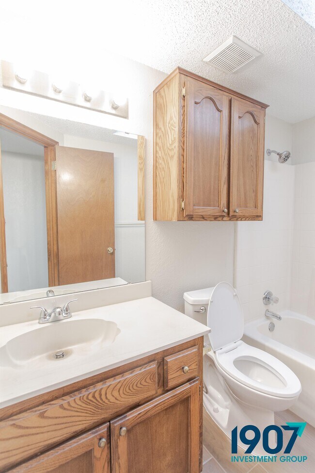 Building Photo - 2102 Briarcliff Dr