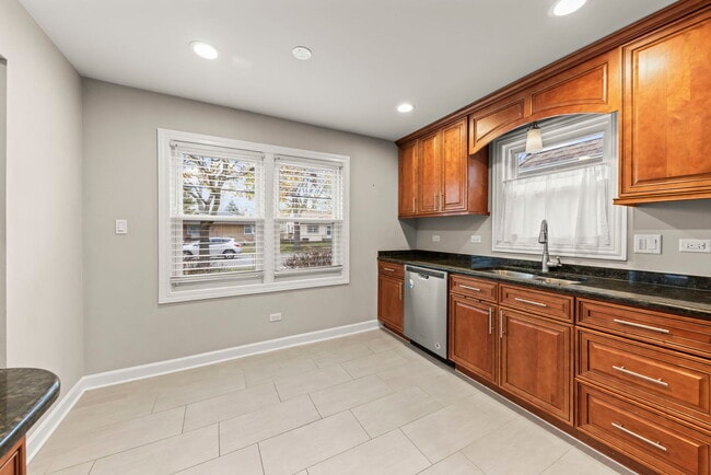 Building Photo - 2852 Scott St