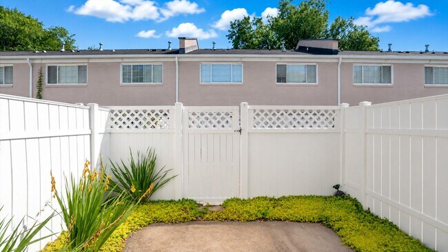 Building Photo - 1224 Green Oaks Ln