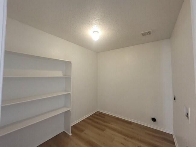 Building Photo - Very Spacious 4/2.5 in Parkview Hills & Ea...