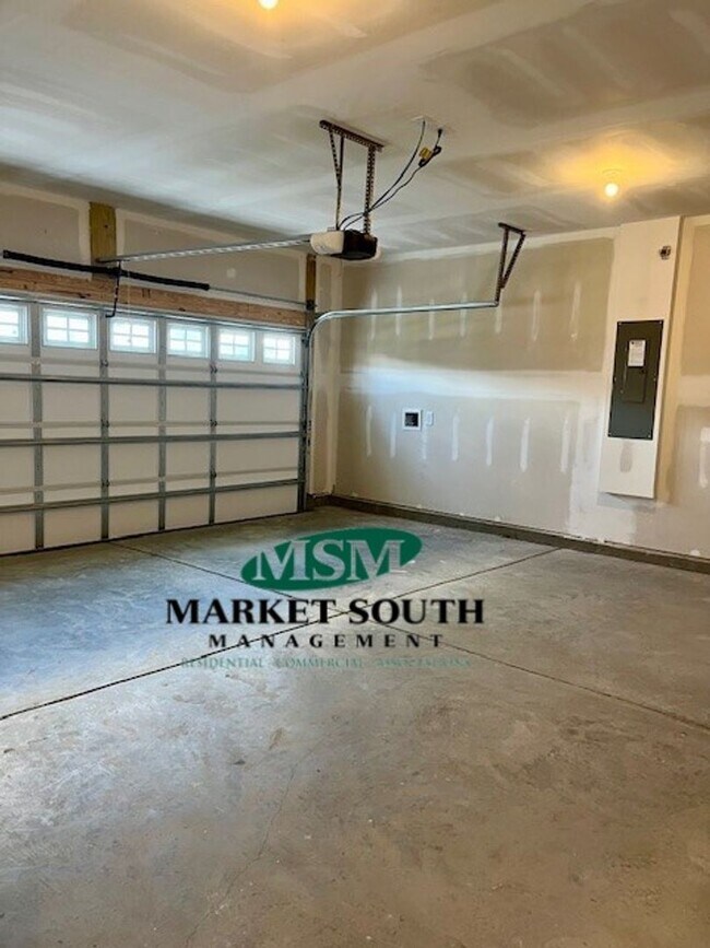 Building Photo - 114 Binscombe Ln