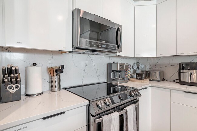 Building Photo - Fully Furnished 3BD/2BA Home with Solar – ...