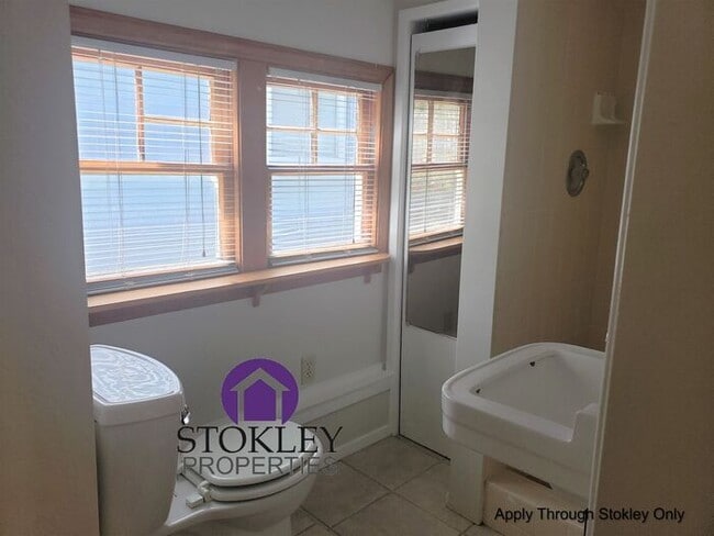 Building Photo - 2234 Oakvale Rd