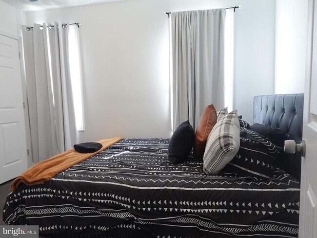 Building Photo - 6139 Larchwood Ave