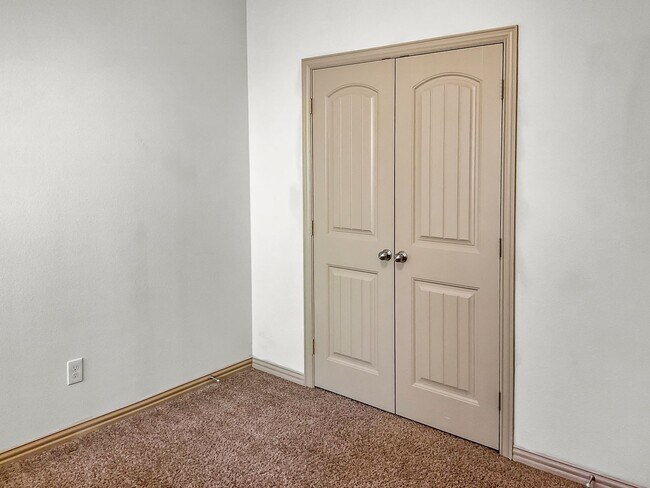 Building Photo - Move-In Ready Townhome Near I-30 & Arlington Entertainment!