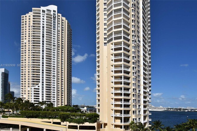Building Photo - 540 Brickell Key Dr