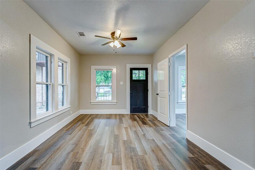 Building Photo - 406 Hahlo St