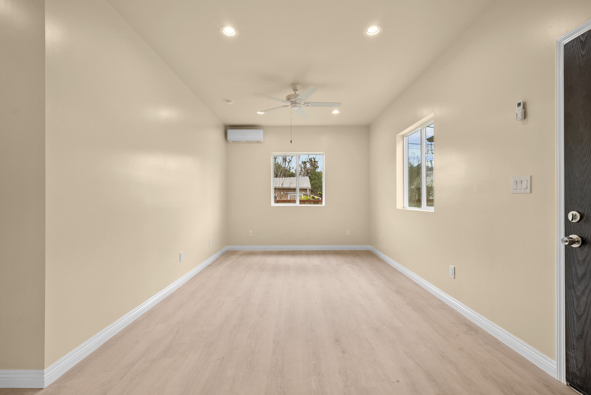 Building Photo - 146 S Parish Pl