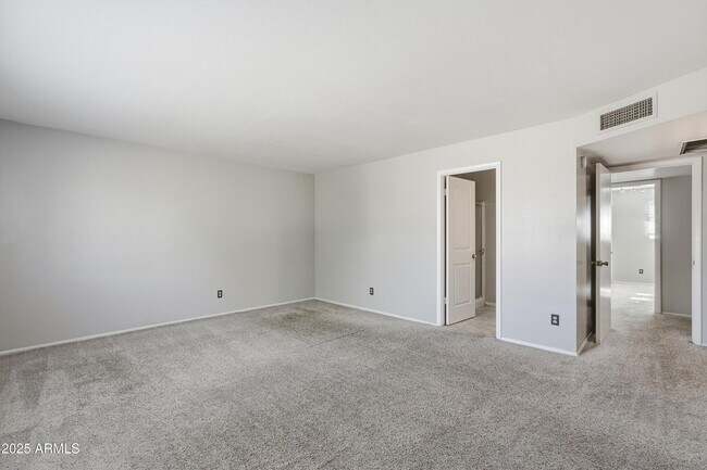 Building Photo - 1628 E Logan Dr