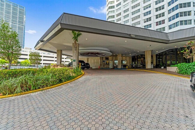 Building Photo - 801 Brickell Bay Dr