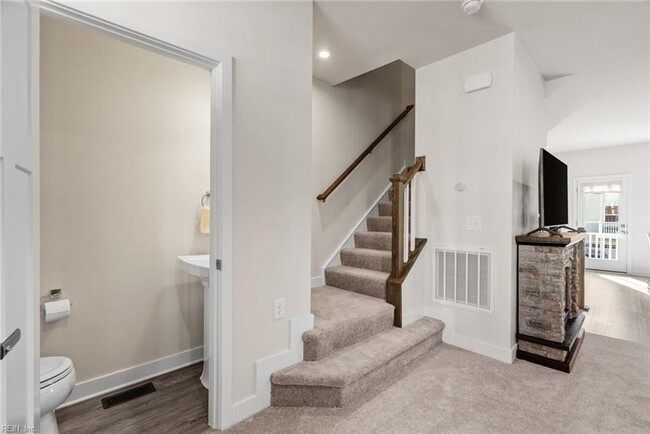 Building Photo - Newer Construction 3 Story Condo!