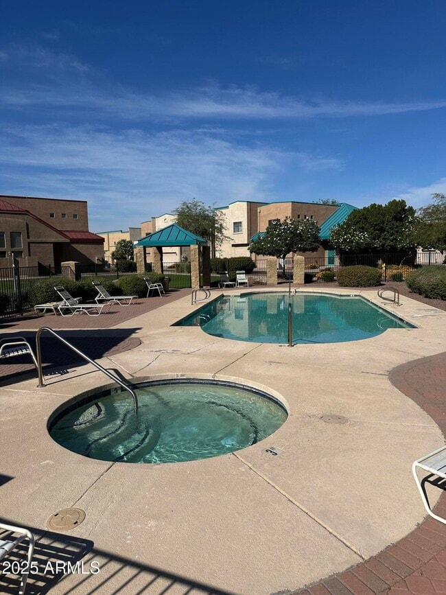 Building Photo - 1015 S Val Vista Dr