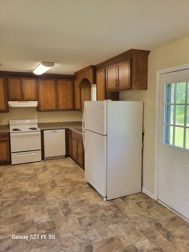 Building Photo - THREE BEDROOM, TWO BATH