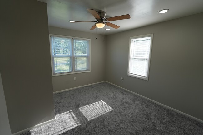 Building Photo - 405 S 60th W Ave