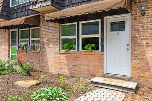 Building Photo - 215 Oakview Dr