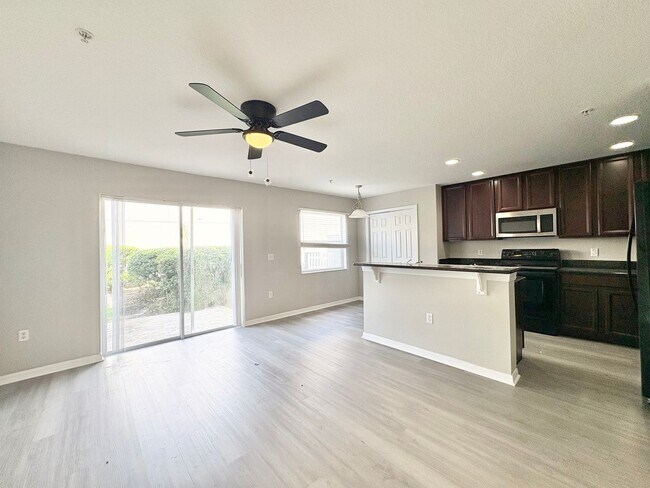 Building Photo - Huge 3BR Winter Springs Townhouse ~ Gated Community ~ Pool ~ Great Schools!
