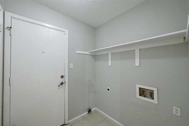 Building Photo - 8903 Piney Point Dr