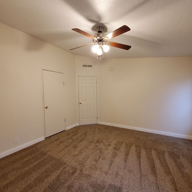 Building Photo - 5 bedroom : 3 bath Home with a Garage in Tangent