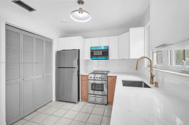 Building Photo - 1525 Trevino Ave