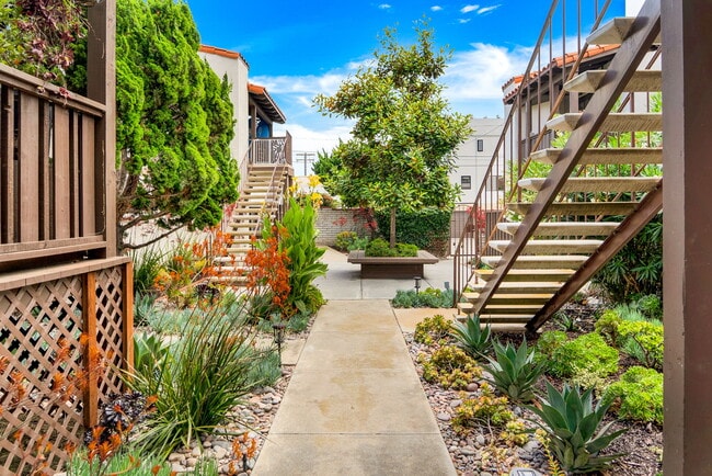 Beautiful landscaped courtyard - 709 Agate St