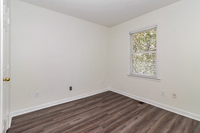 Building Photo - Elegant Townhome
