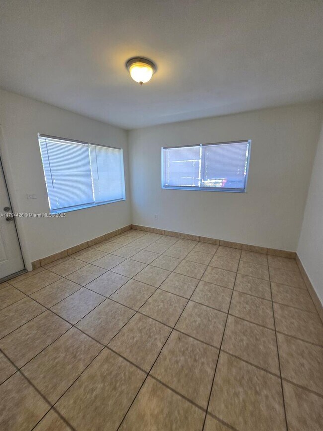 Building Photo - 3110 NW 19th Ave