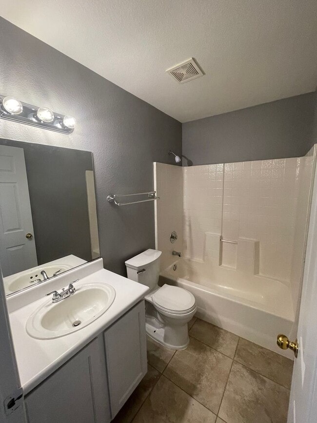 Building Photo - 3 BEDROOM 2 BATH HOUSE