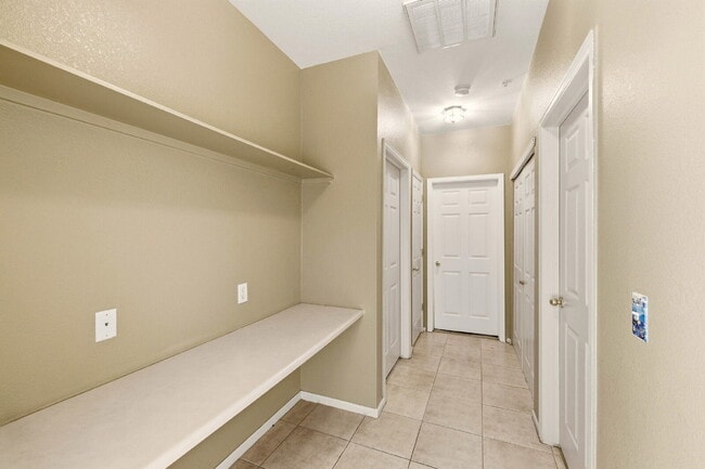 Building Photo - 2 Bed 2 Bath Condo With Balcony!