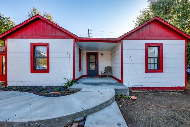 Primary Photo - Remodeled three bed house on a quiet cul-d...