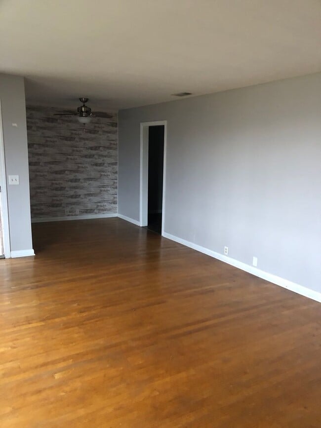 Building Photo - 3 Bedroom/1 Bath - Near Hoosier Park Racing and Casino