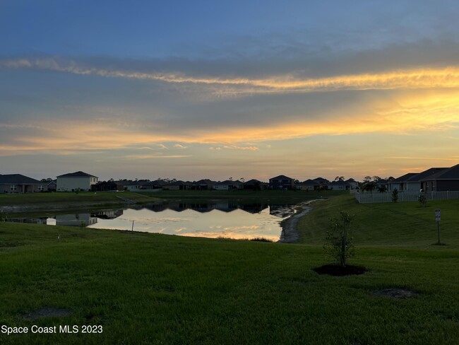 Building Photo - 388 Guinevere Dr SW