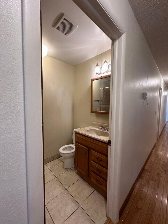 Building Photo - 4 bed 2.5 bath home in Rexburg with GAS AN...