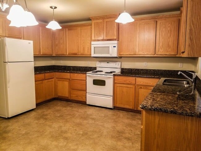 Building Photo - Clean 2 Bedroom. 2 bath apartment
