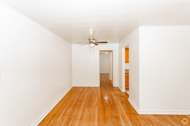 1BR, 1BA - 750 SF - Morewood Court