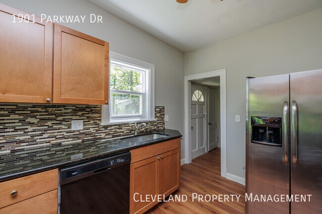 Building Photo - Updated Cleveland Hts. Colonial