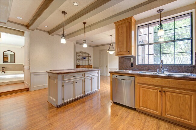 Building Photo - 2510 Potomac Dr